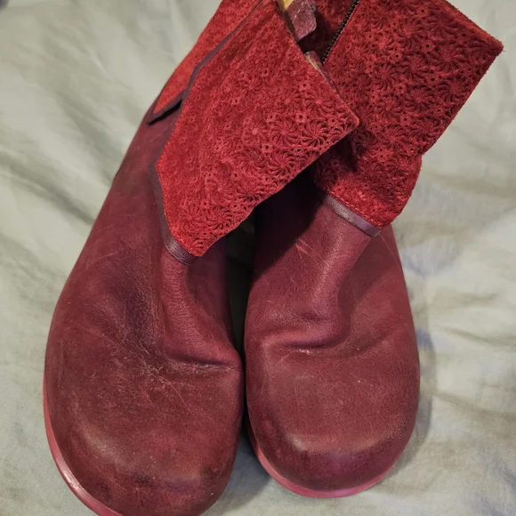 John Fluevog Red Suede Fold-Over Ankle Booties with Pink Sole Accents - Picture 4 of 4
